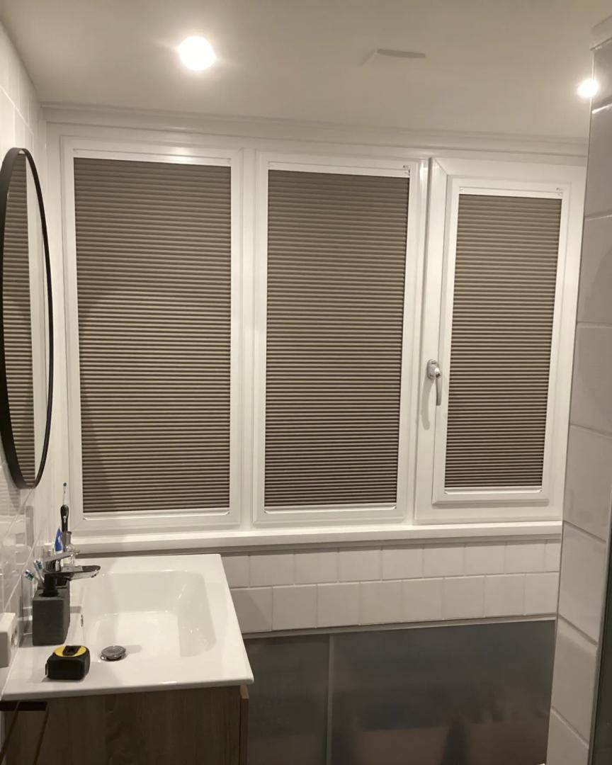 KeJe Splendid Pliss | Profielkleur: Verkeerswit: RAL9016 | Stofkleur Bruin C5170 Verduisterend