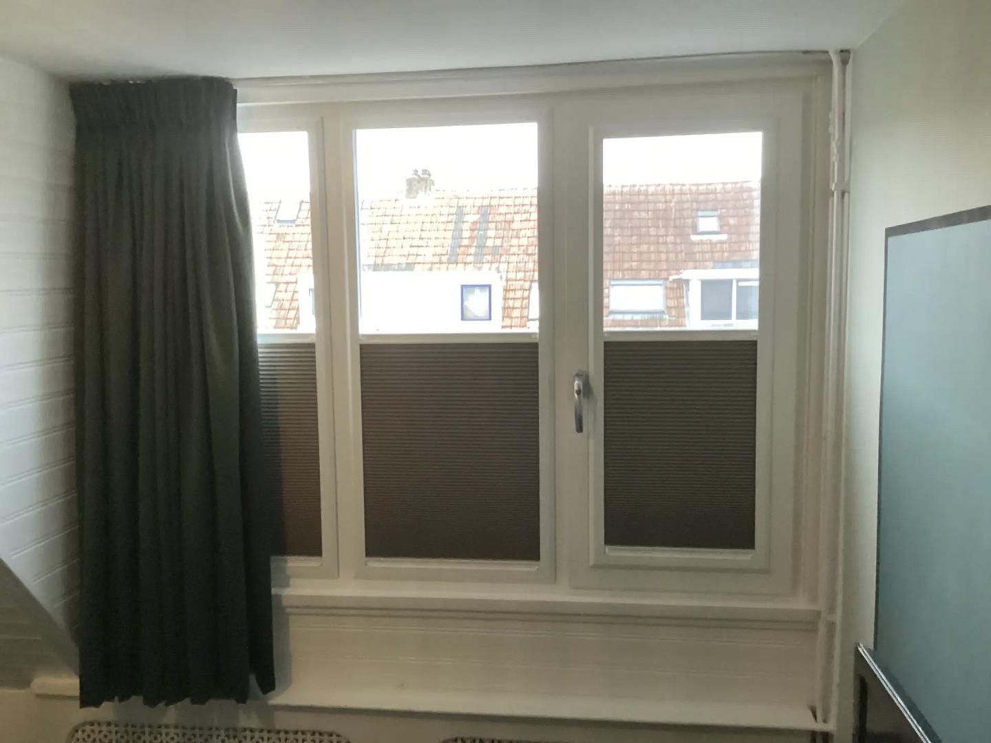 KeJe Splendid Pliss | Profielkleur: Verkeerswit RAL9016 | Stofkleur: Bruin C5170 Verduisterend