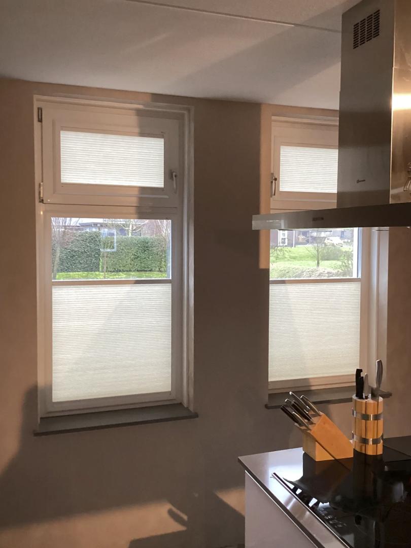 KEJE Splendid Pliss | Profielkleur: Verkeerswit: RAL9016 | Stofkleur: Zand gemêleerd D75004 Lichtdoorlatend