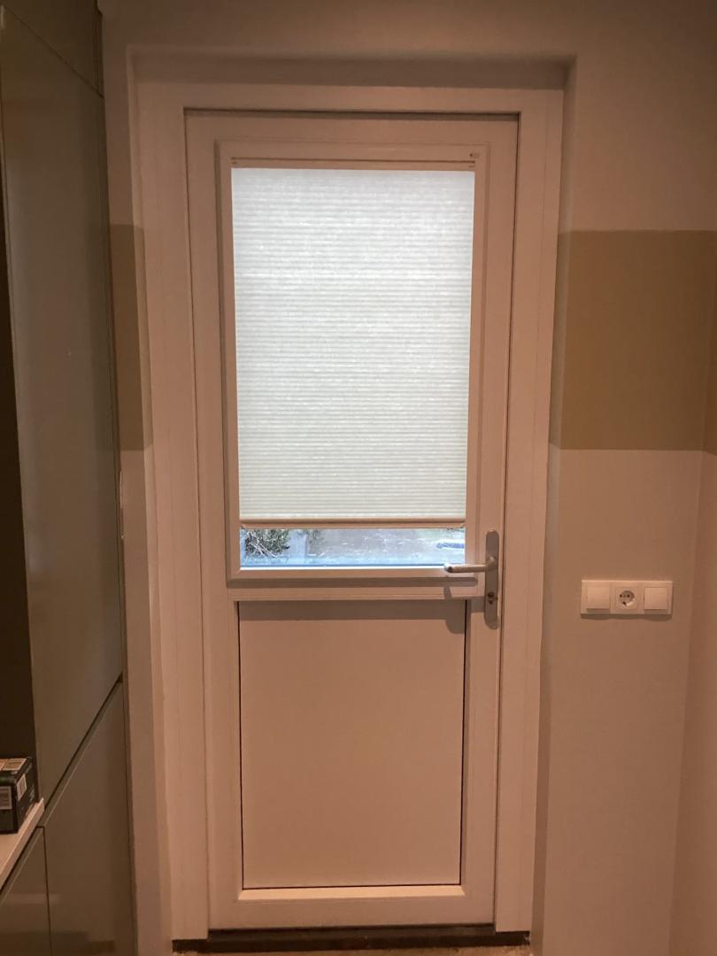 KEJE Splendid Pliss | Profielkleur: Verkeerswit RAL9016 | Stofkleur: Zand gemêleerd D75004 Lichtdoorlatend