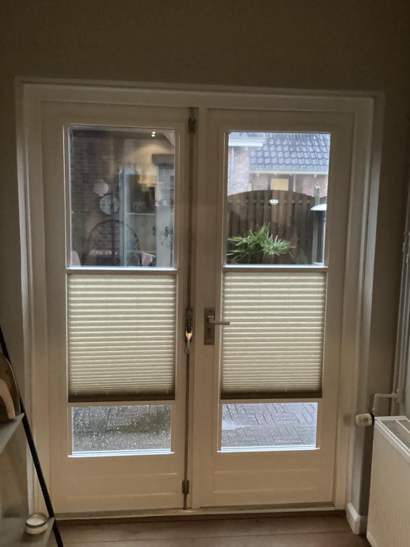 Verano plisségordijn | Stofkleur: Camel 72.0183 Semi Transparant | Systeemkleur: Wit Mat | Bediening: PlakFix profielen