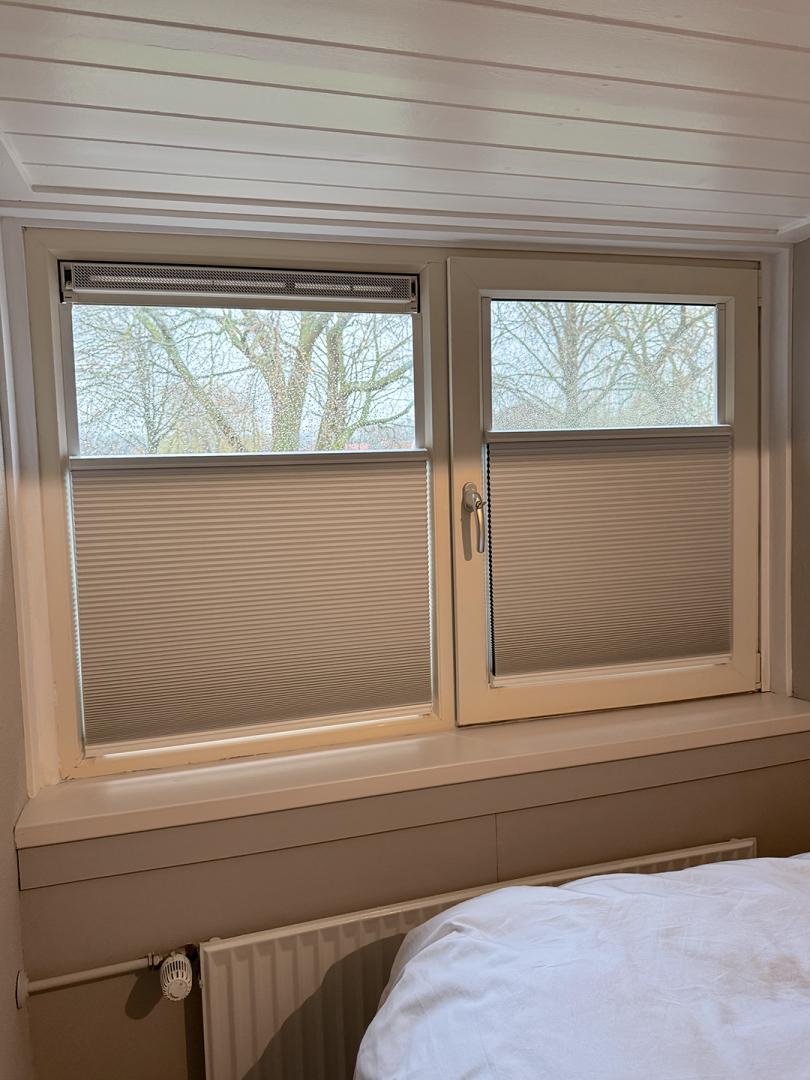 Verano® duo plisségordijnen zonder boren met PlakFix plakprofielen | Stofkleur: Poederwit 72.0455 (Verduisterend) | Systeemkleur: Wit mat | Top Down - Bottom Up