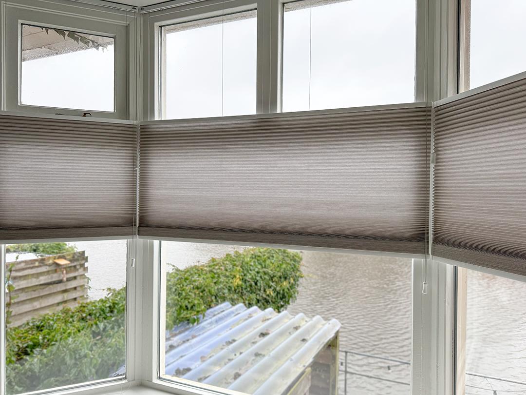 Solano Duo plisségordijnen | Stofkleur: Jute Linnenlook 4015 (Lichtdoorlatend) | Systeemkleur: Wit RAL 9016 | Bediening: Trekkoord | Top Down - Bottom Up Vrijhangend