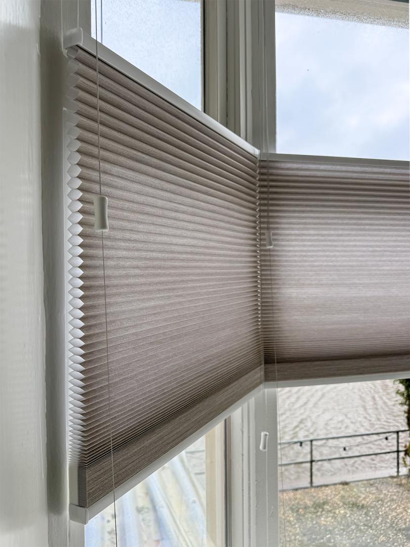 Solano Duo plisségordijnen | Stofkleur: Jute Linnenlook 4015 (Lichtdoorlatend) | Systeemkleur: Wit RAL 9016 | Bediening: Trekkoord | Top Down - Bottom Up Vrijhangend