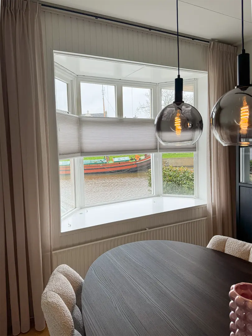 Solano Duo plisségordijnen | Stofkleur: Jute Linnenlook 4015 (Lichtdoorlatend) | Systeemkleur: Wit RAL 9016 | Bediening: Trekkoord | Top Down - Bottom Up Vrijhangend