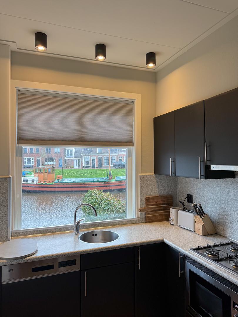 Solano Duo plisségordijnen | Stofkleur: Jute Linnenlook 4015 (Lichtdoorlatend) | Systeemkleur: Wit RAL 9016 | Bediening: Trekkoord | Top Down - Bottom Up Vrijhangend