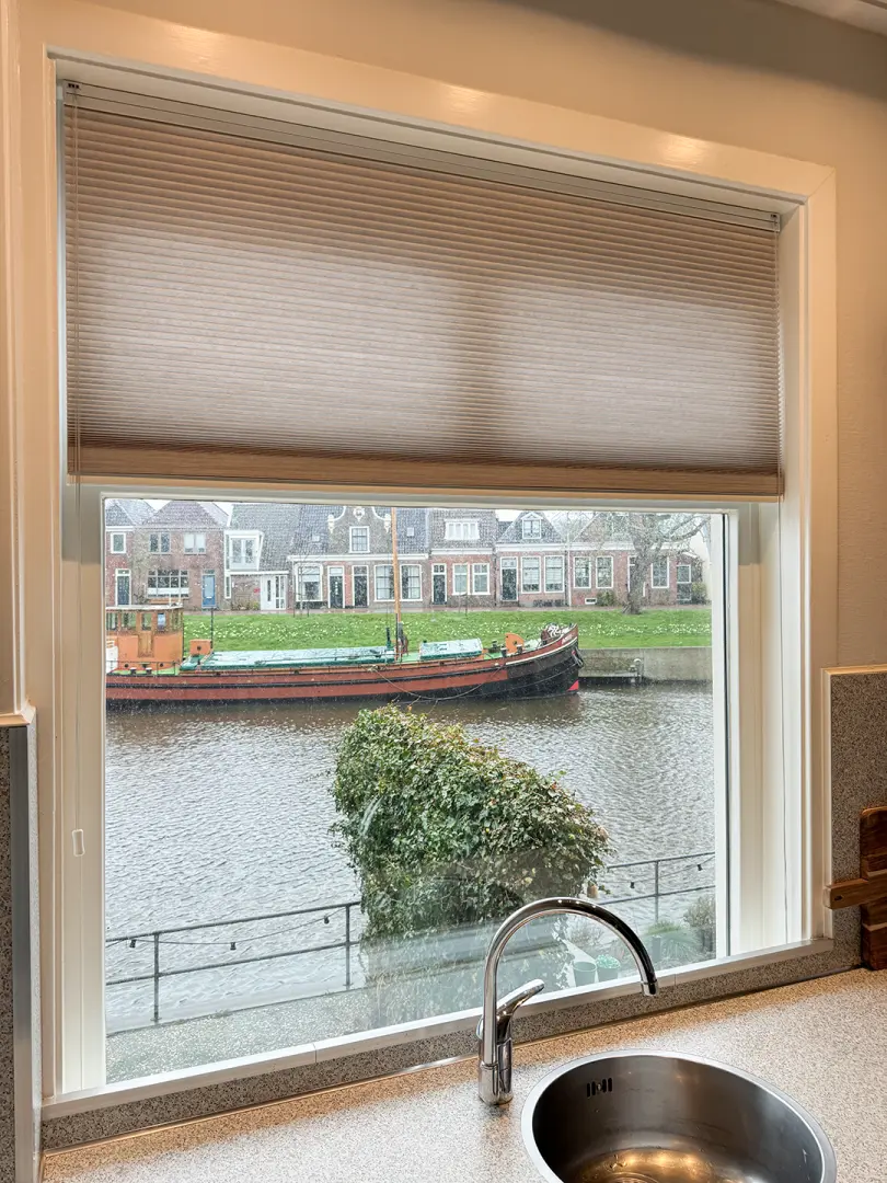 Solano Duo plisségordijnen | Stofkleur: Jute Linnenlook 4015 (Lichtdoorlatend) | Systeemkleur: Wit RAL 9016 | Bediening: Trekkoord | Top Down - Bottom Up Vrijhangend