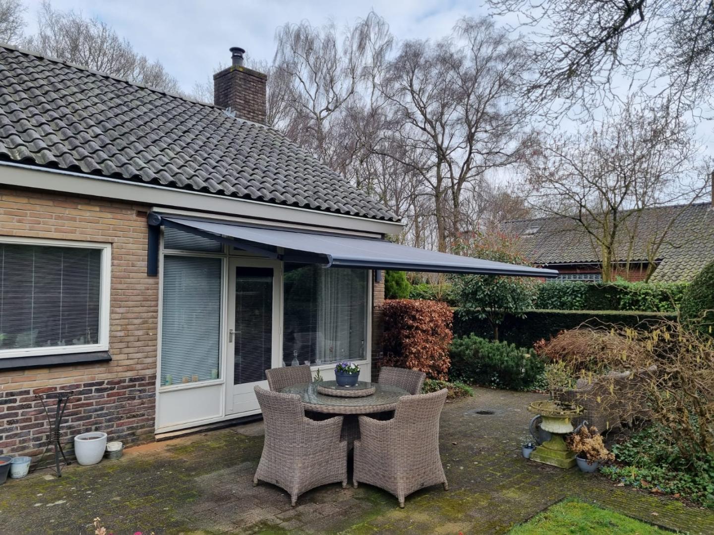 Solano voorraadmodel knikarmscherm ACTIE | Stofkleur: Donkergrijs 19.017 | Bediening: Somfy Sunea IO