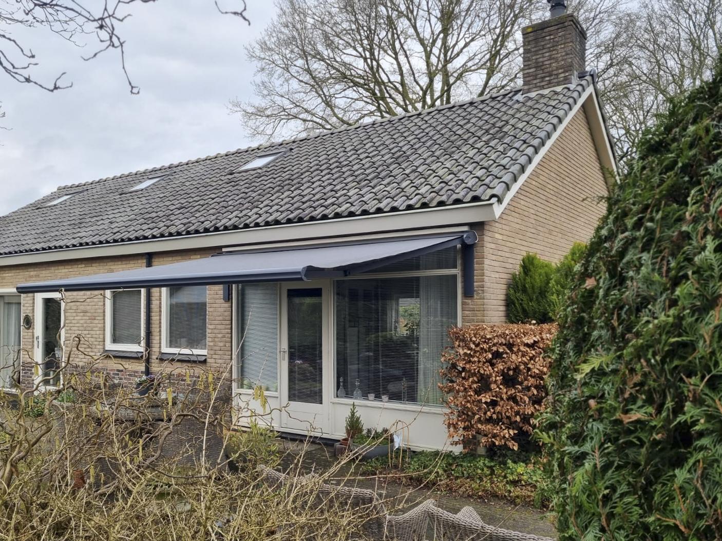 Solano voorraadmodel knikarmscherm ACTIE | Stofkleur: Donkergrijs 19.017 | Bediening: Somfy Sunea IO