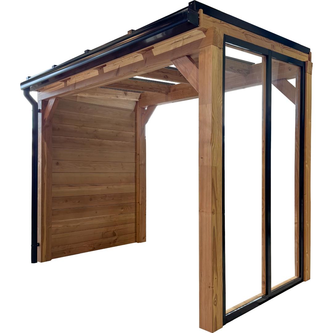 Solano Luxe houten overkapping vrijstaand met houten en glazen zijwand.