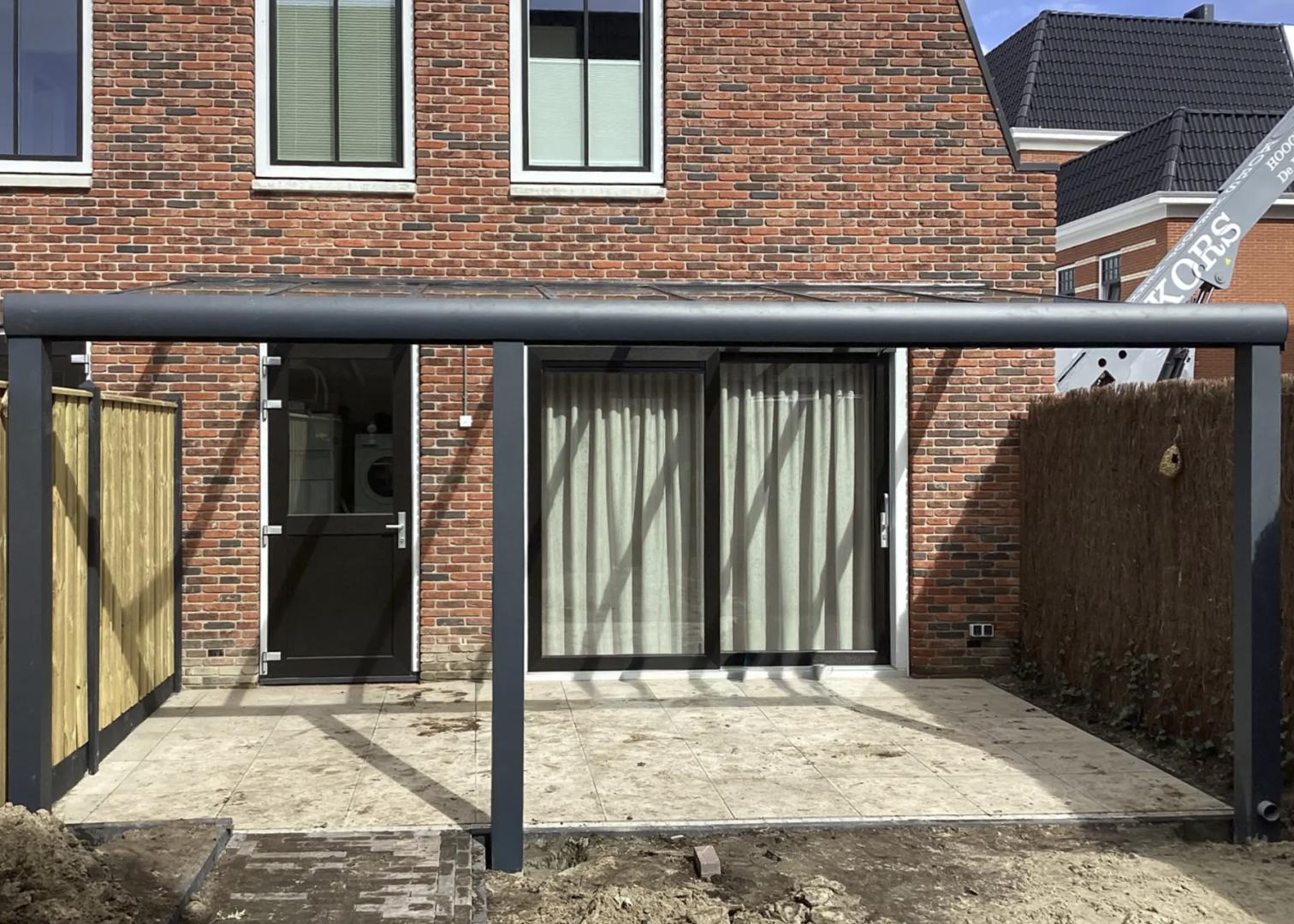 Solano Terrasoverkapping Muuraanbouw | Profielkleur: Antraciet fijnstructuur RAL7016 | Vulling: Helder Glas 44.2  | 9-spots LED-verlichting