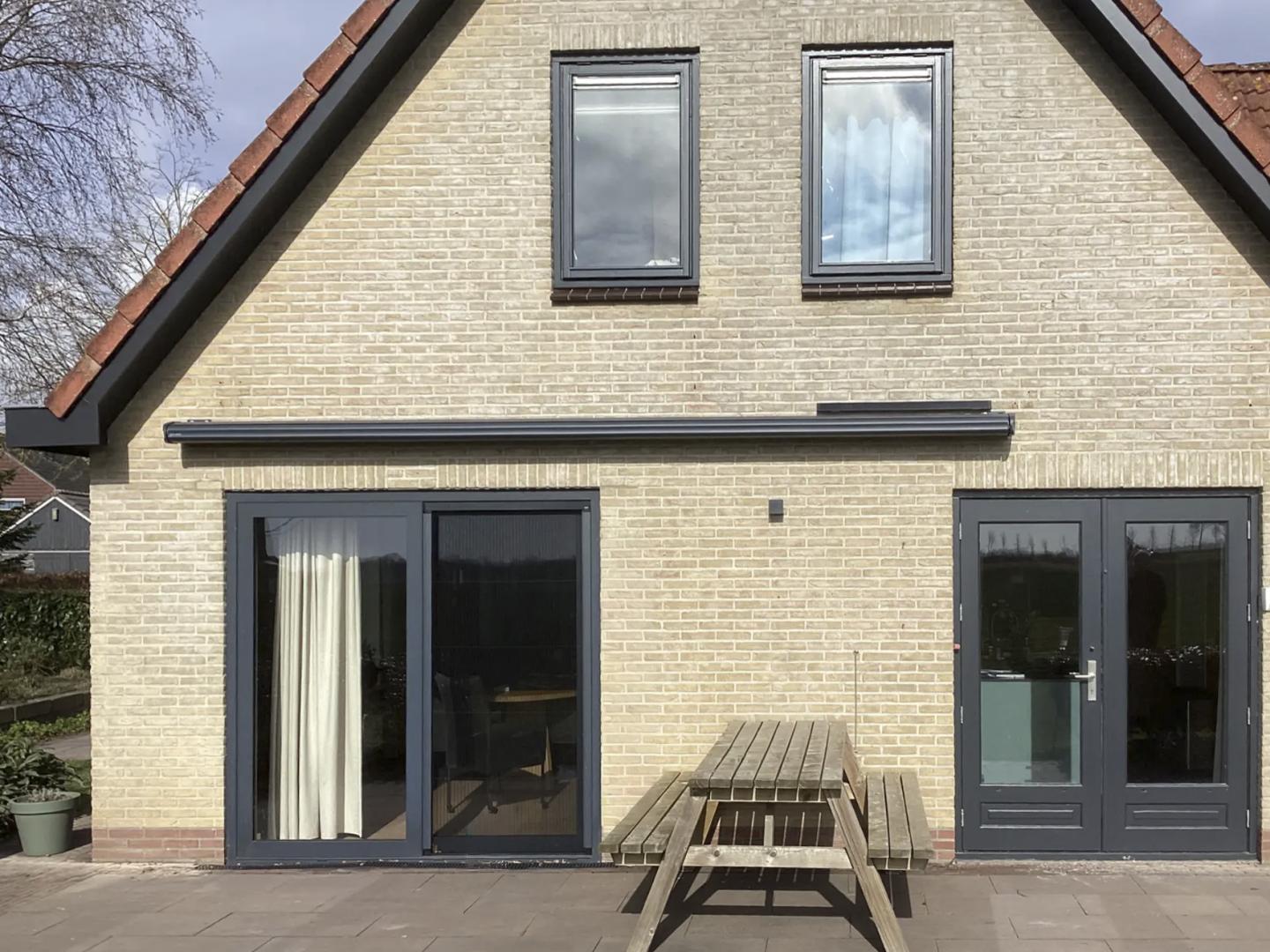 Solano Voorraadmodel knikarmscherm ACTIE met Brel solar motor | Stofkleur: Donkergrijs (19.017)