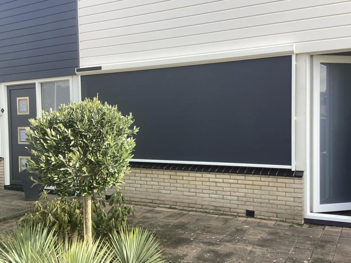 Solano ritsscreen standaard | Profielkleur: Crèmewit RAL9001 | Doekkleur: Sergé 3% Zwart 118118 | Huismerk: solar motor