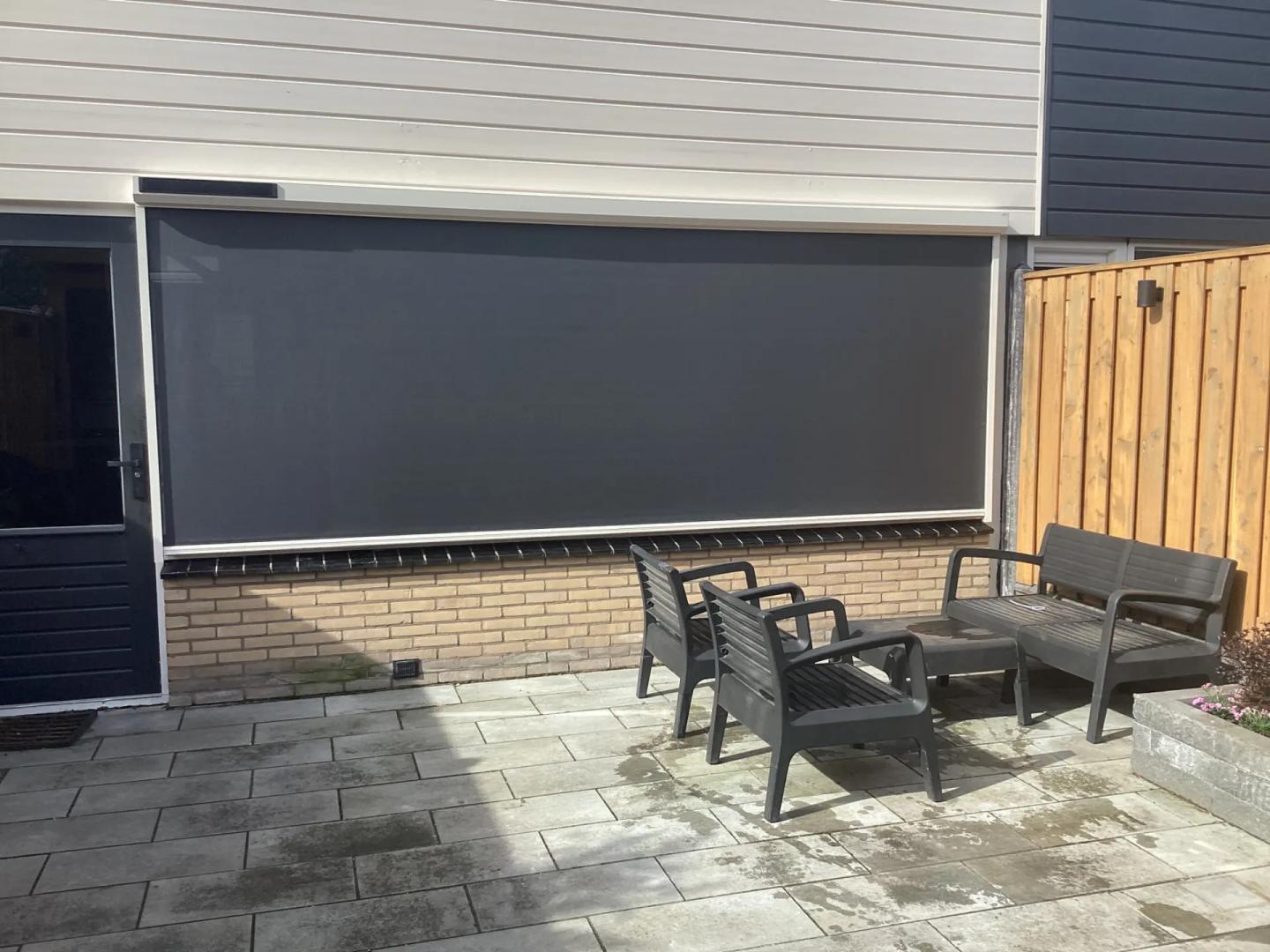 Solano ritsscreen standaard | Profielkleur: Crèmewit RAL9001 | Doekkleur: Sergé 3% Zwart 118118 | Huismerk: solar motor
