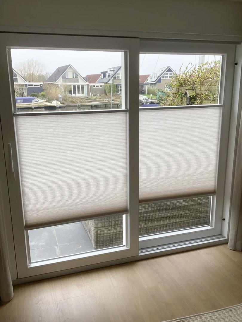 Verano Duo plisségordijn met PlakFix plakprofielen | Stofkleur: Bruinbeige (72.0437)| Systeemkleur: wit mat