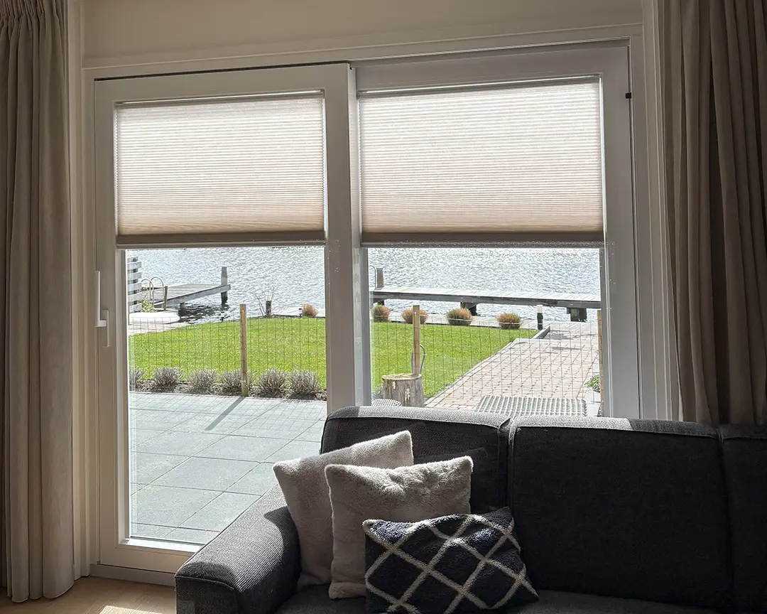 Verano Duo plisségordijn met PlakFix plakprofielen | Stofkleur: Bruinbeige (72.0437)| Systeemkleur: wit mat