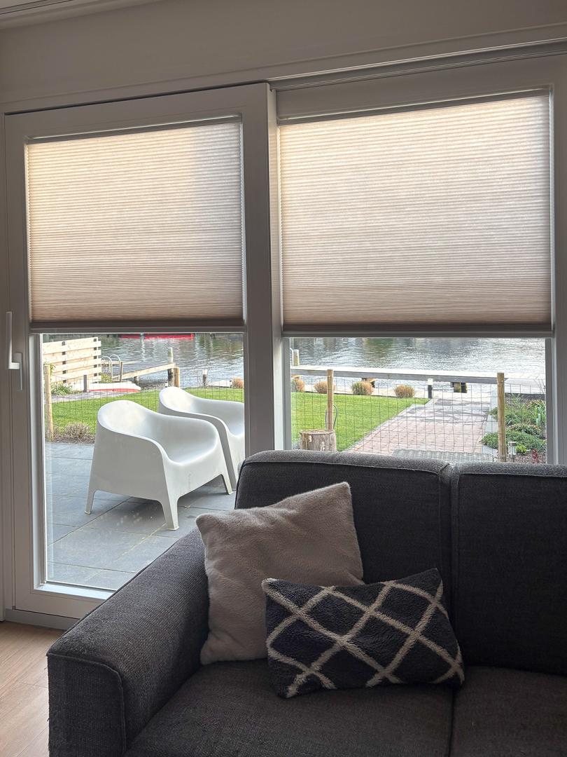 Verano Duo plisségordijn met PlakFix plakprofielen | Stofkleur: Bruinbeige (72.0437)| Systeemkleur: wit mat