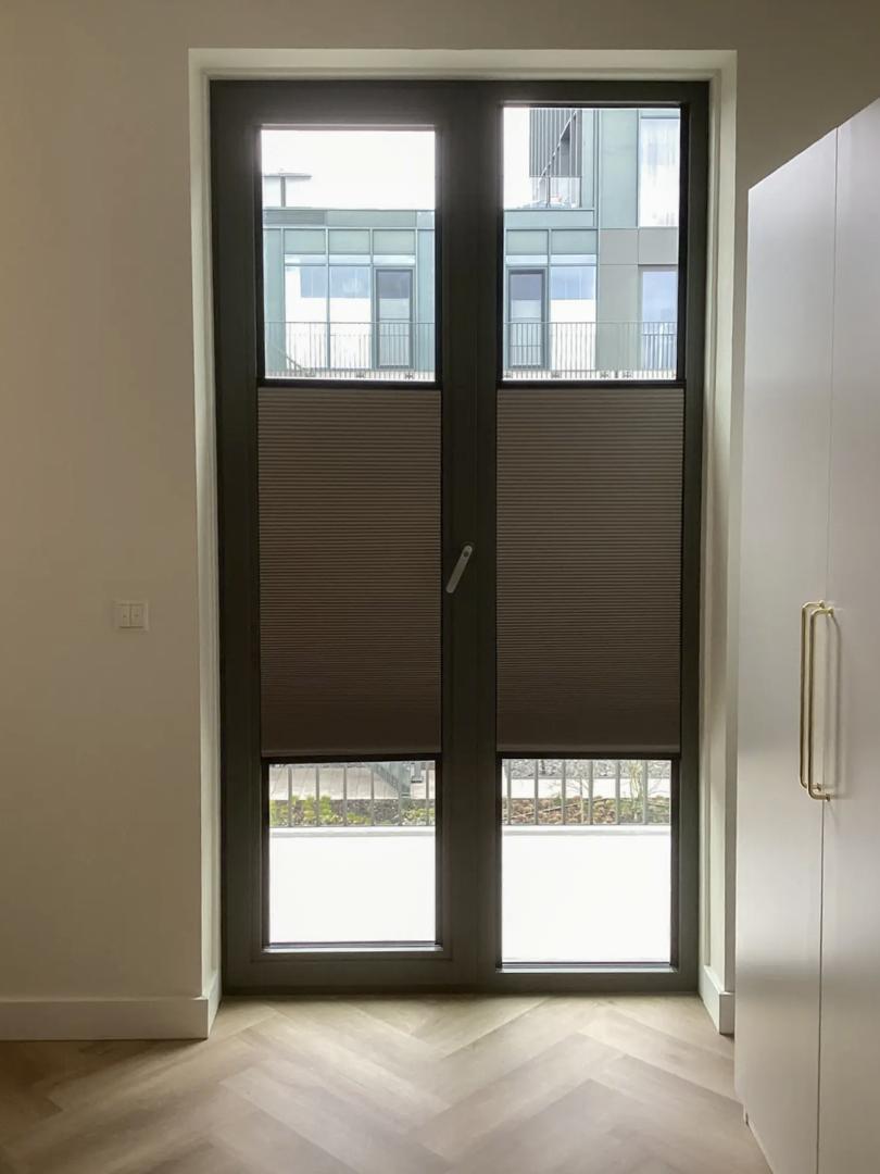 Verano duo plisségordijn met PlakFix plakprofielen | Stofkleur: Aarde beige (72.0337) | Systeemkleur: Mat zwart