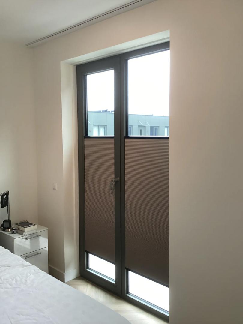 Verano duo plisségordijn met PlakFix plakprofielen | Stofkleur: Aarde beige (72.0337) | Systeemkleur: Mat zwart