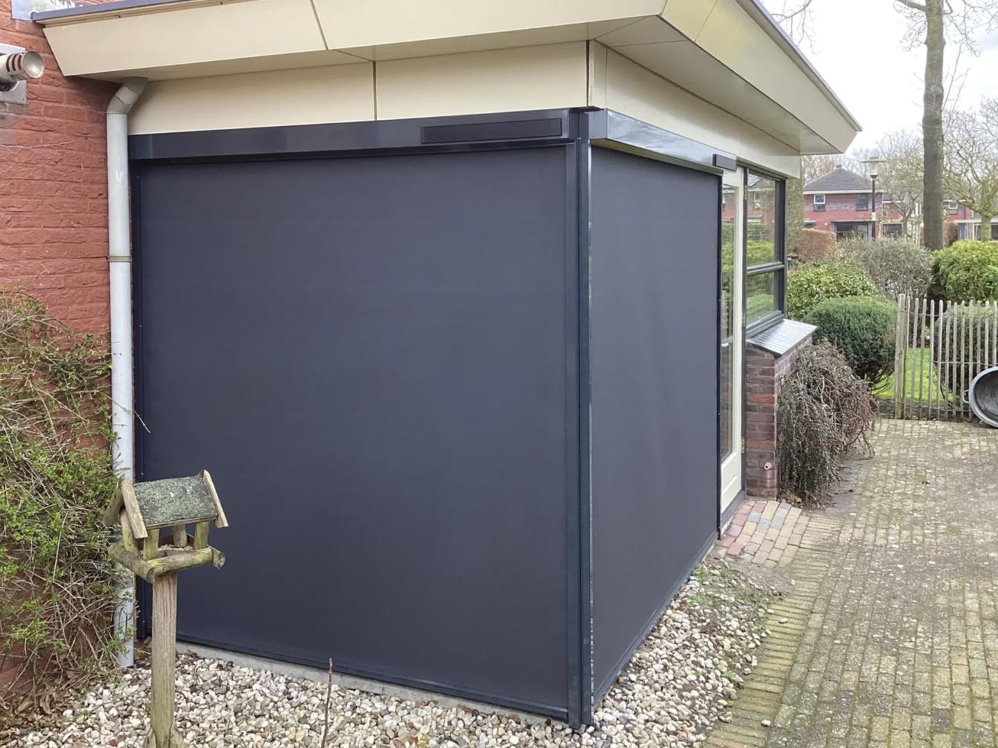 Solano Ritsscreen standaard | Profielkleur: Antracietgrijs RAL 7016 | Doekkleur: Sergé 3% Zwart 118118 | Rechte omkasting | Huismerk solar motor