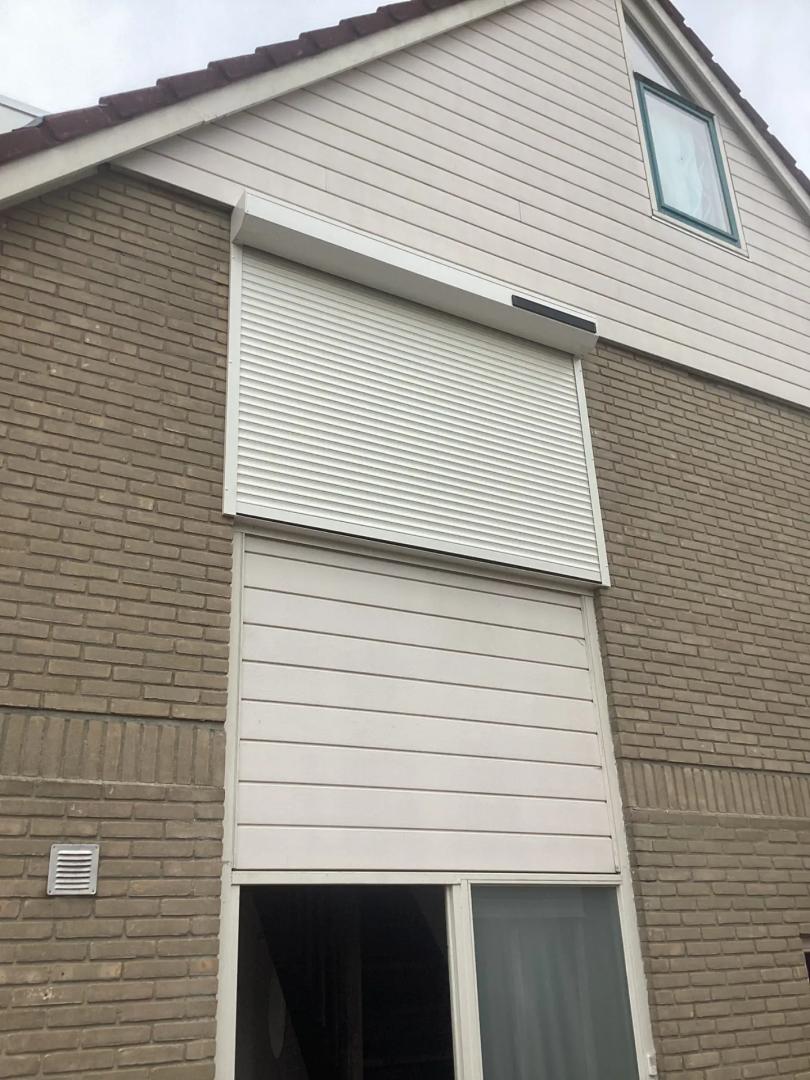Alutech Rolluik ARH40 | Profiel- en lamelkleur: Crèmewit RAL9001 | Huismerk solar motor | Schuine omkasting