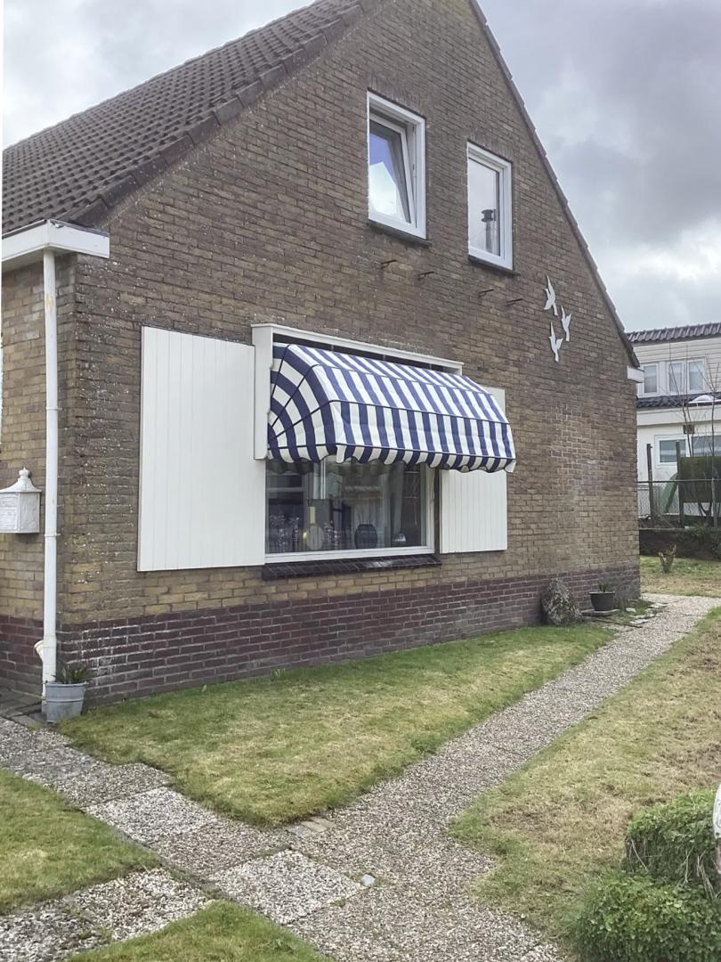 Solano Standaard Markies met aluminium korf en golvende volant | Kunststof omkasting getand: Cremewit_RAL9001 | PVC biesband: Donkerblauw 91 | Stofkleur: Urban Colors Blauw wit gestreept 70.2535