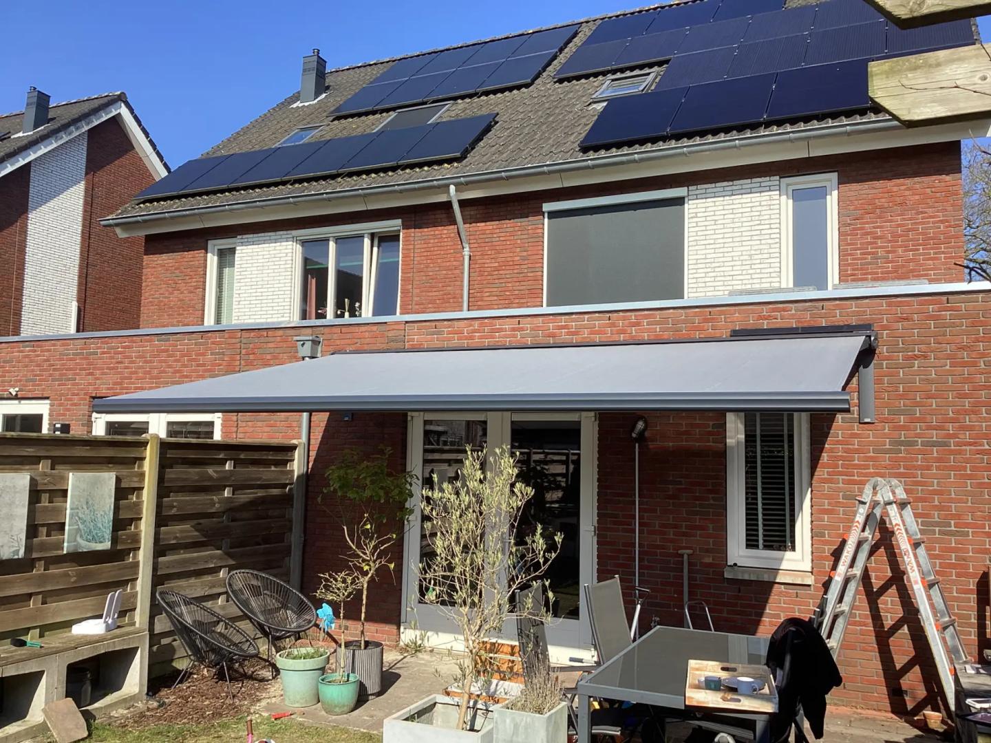 Solano Voorraadmodel knikarmscherm ACTIE met Brel solar motor | Stofkleur: Lichtgrijs (19.005)