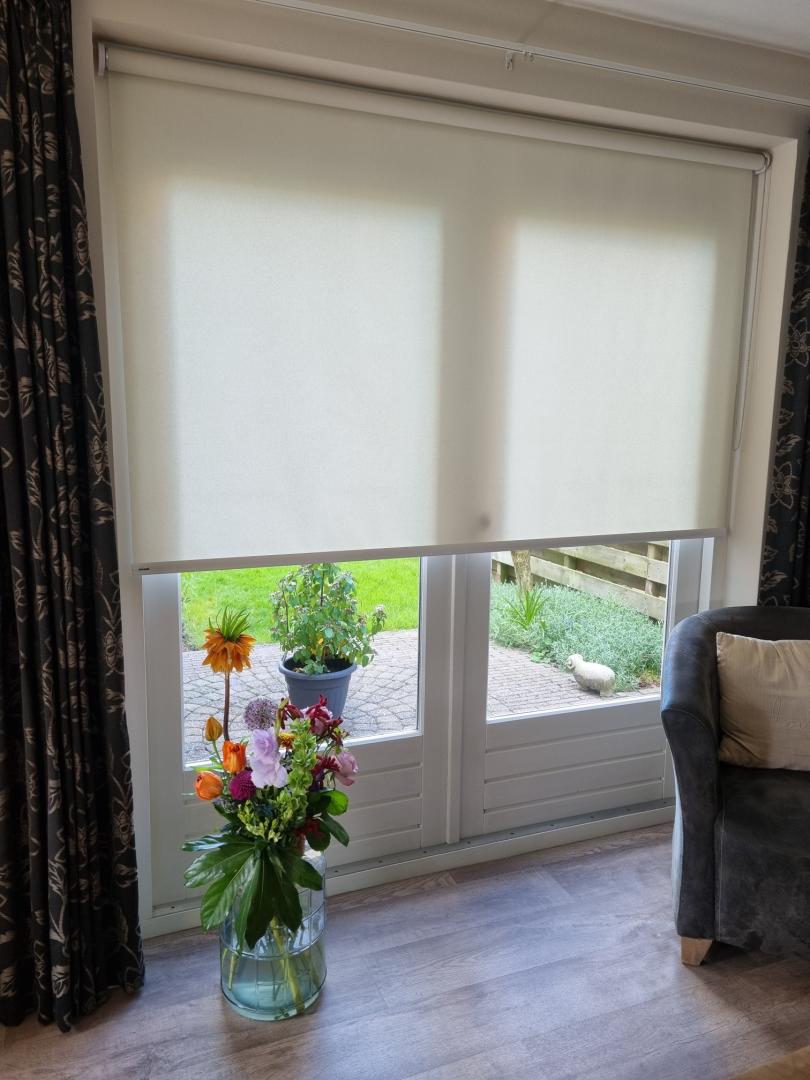 Verano rolgordijn standaard | Stofkleur: Gebroken wit 72.1220 (lichtdoorlatend) | Systeemkleur: wit RAL9016