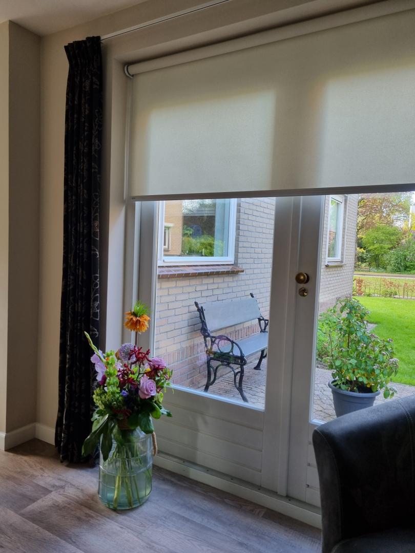 Verano rolgordijn standaard | Stofkleur: Gebroken wit 72.1220 (lichtdoorlatend) | Systeemkleur: wit RAL9016
