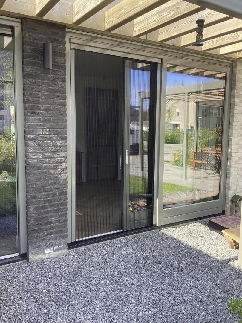 Luxaflex hordeur Allure Plus | Profielkleur: kwartsgrijs RAL 7039 | Zwart gaas