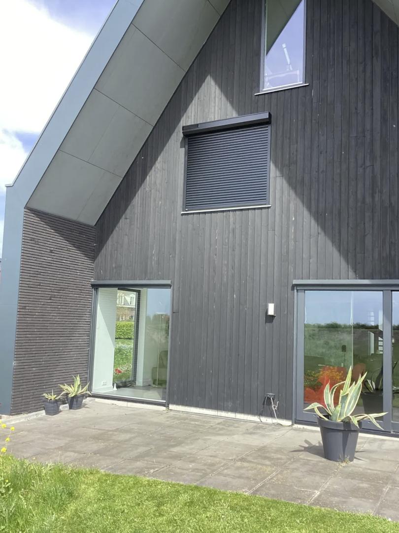 Verano rolluik Steady V030 | Lamel- en profielkleur: Gitzwart RAL9005 | HTF geleiders | Somfy RS100 solar io motor
