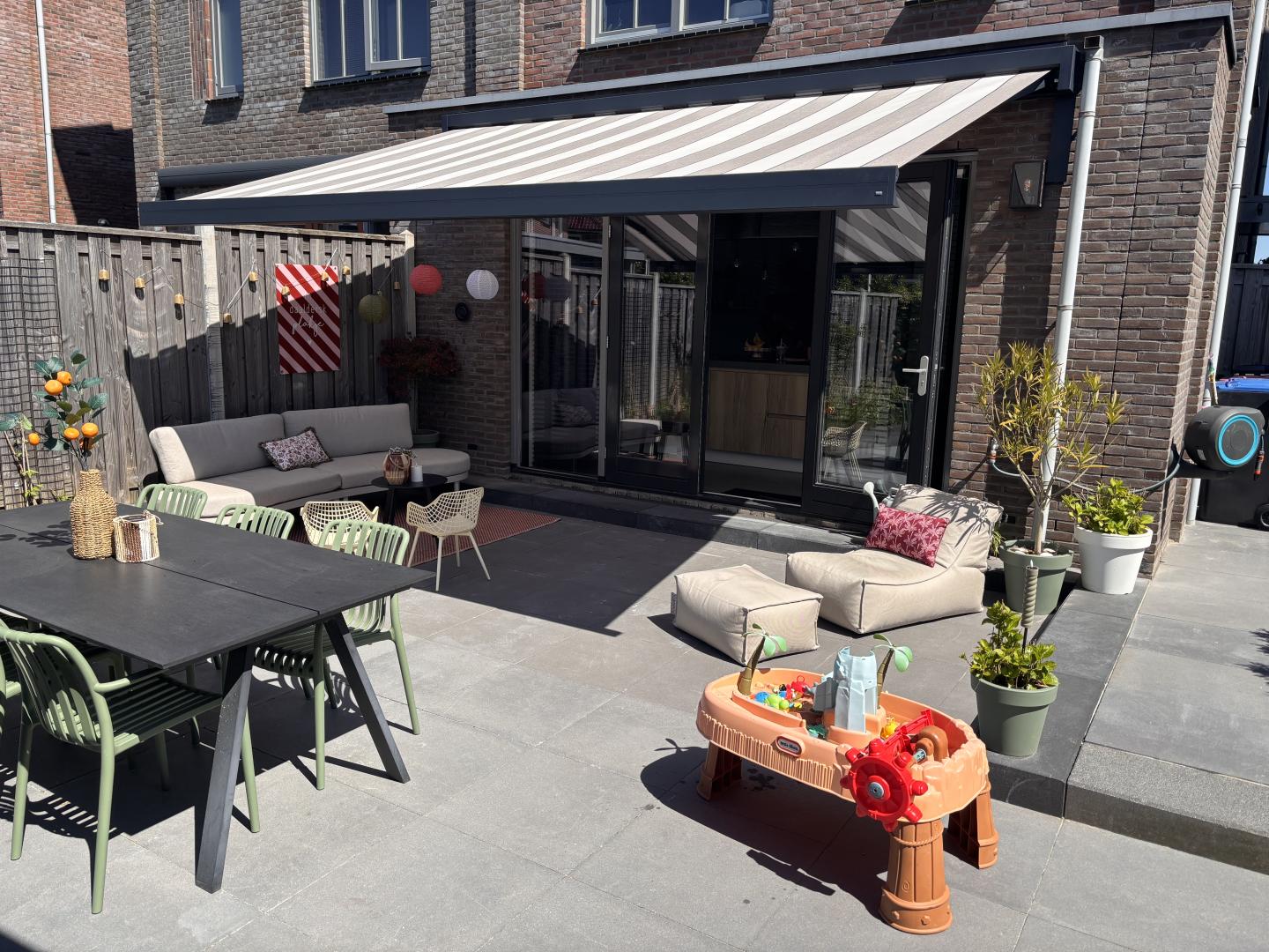 Rainbow knikarmscherm Q230 | Doekkleur: Rainbow streep kleuren Docril 935 | Profielkleur: Antraciet structuurlak RAL 7016 met Brel solar motor