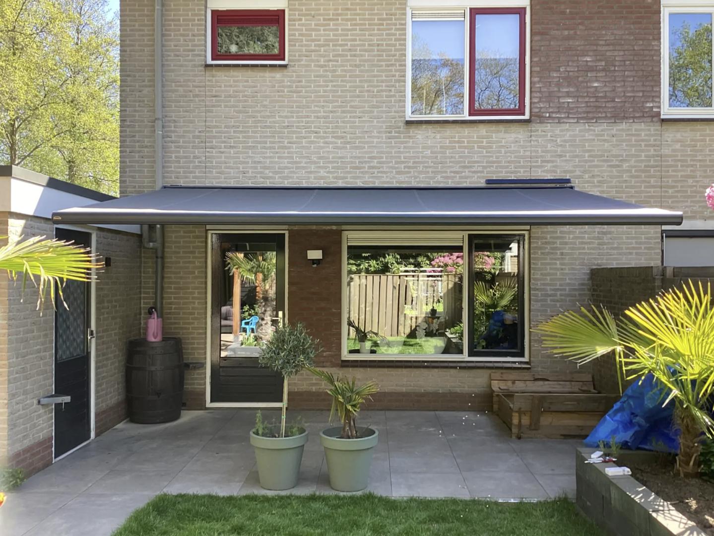 Solano Voorraadmodel knikarmscherm ACTIE | Stofkleur: Donkergrijs 19.017 | Brel solar motor