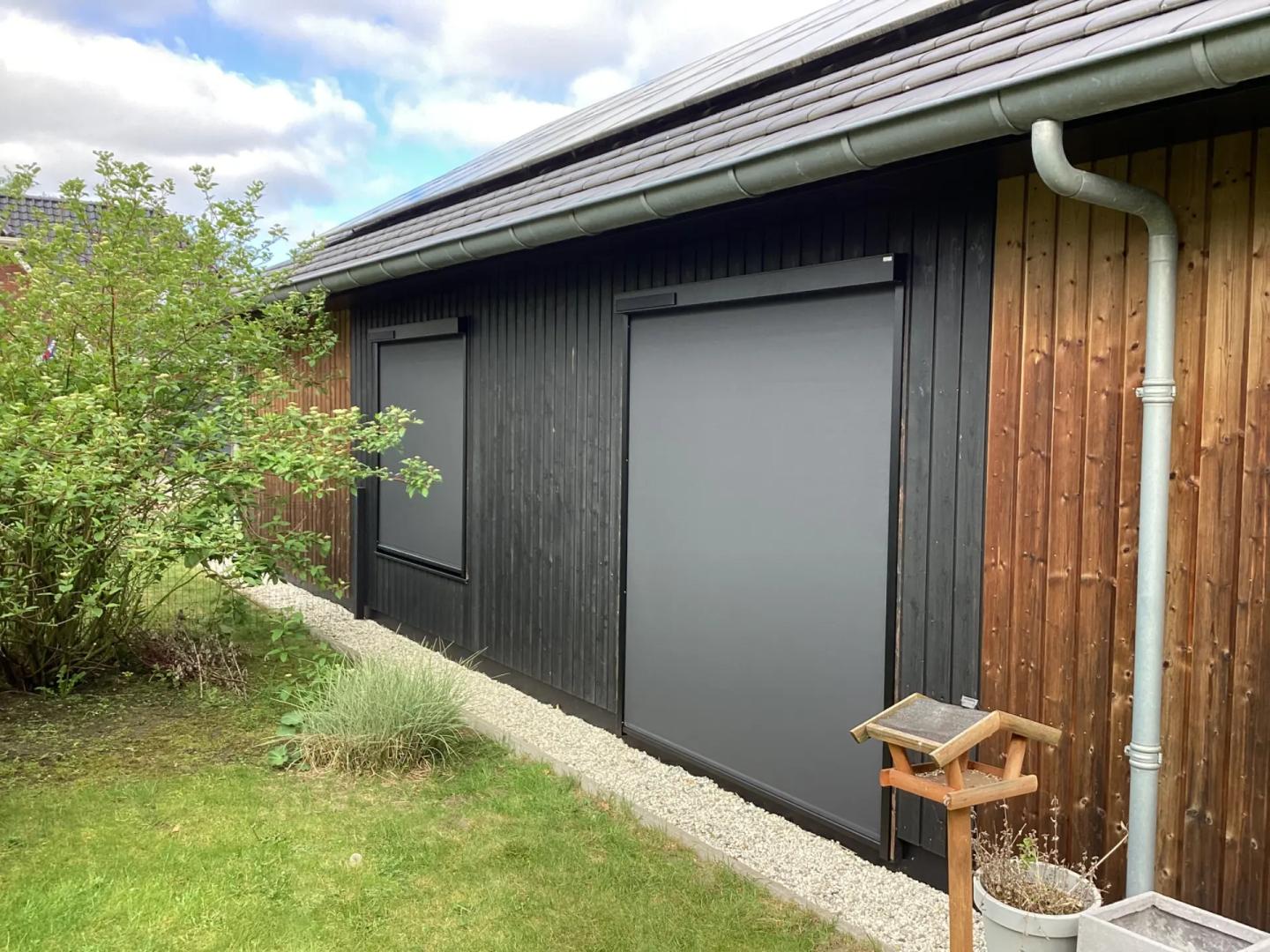 Solano Ritsscreen Smart met huismerk solar motor | Profielkleur: Gitzwart structuurlak RAL 9S05 | Doekkleur: Zwart 118118 Sergé 3% | STG geleiders