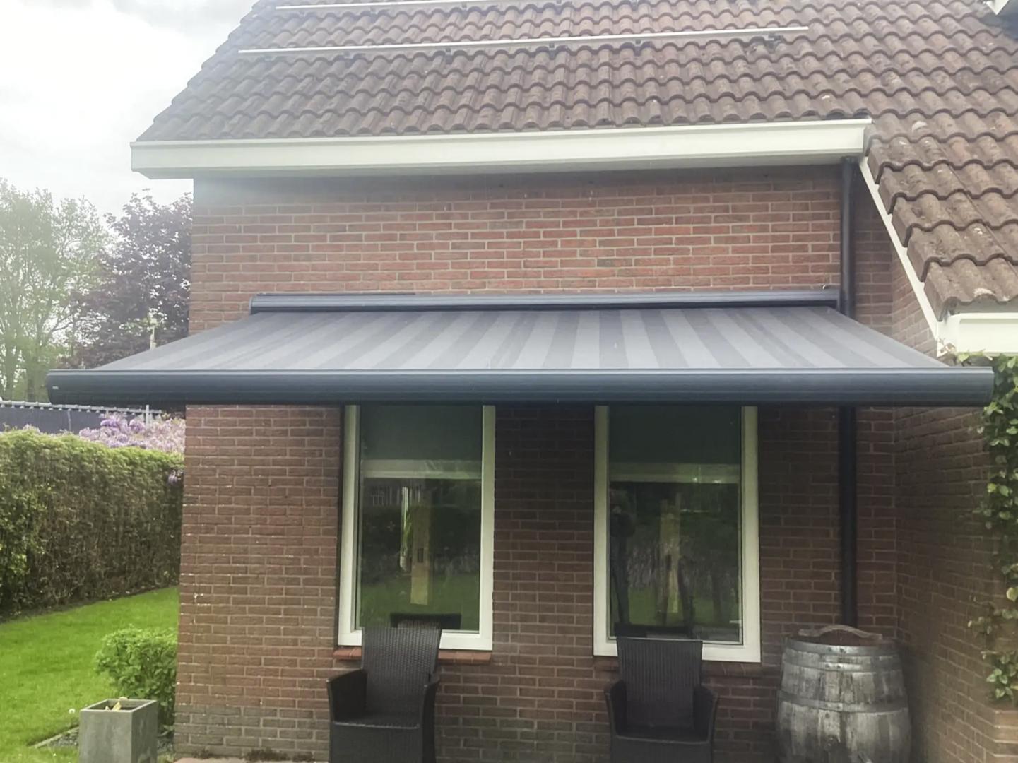 Rainbow knikarmscherm Ibiza Plus | Doek: Rainbow streep kleuren Sattler 338665 | Profielkleur: Antraciet structuurlak RAL 7016 | Brel solar motor