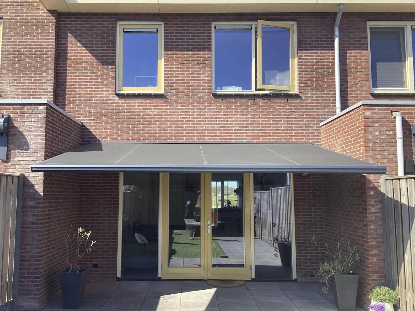 Solano Voorraadmodel knikarmscherm ACTIE | Stofkleur: Donkergrijs 19.017 | 450 x 300 cm