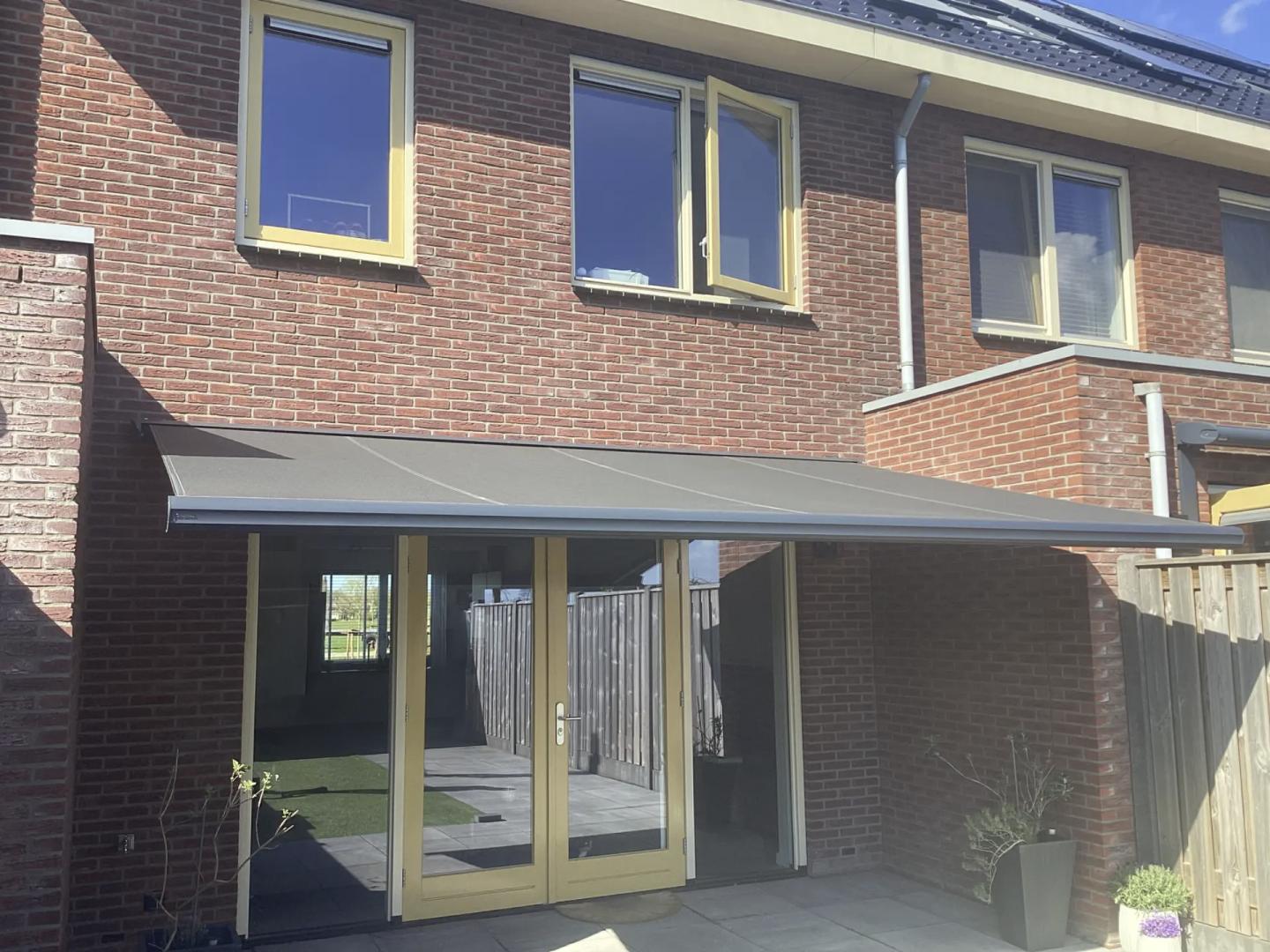 Solano Voorraadmodel knikarmscherm ACTIE | Stofkleur: Donkergrijs 19.017 | 450 x 300 cm