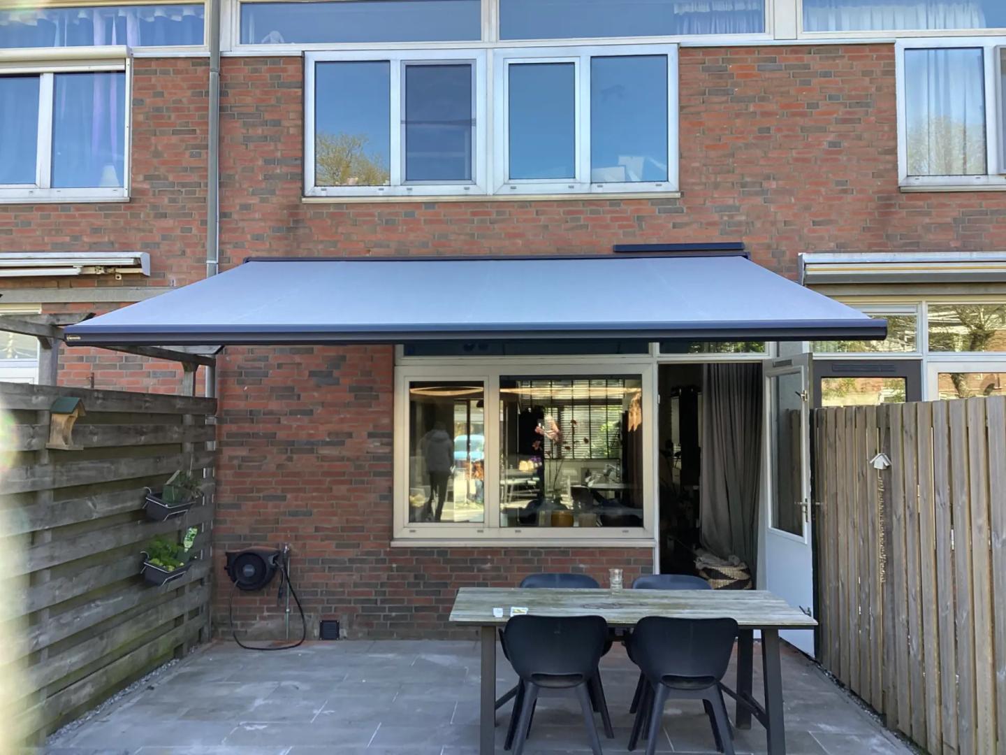 Solano Voorraadmodel knikarmscherm ACTIE | Doekkleur: Lichtgrijs 19.005 | Brel solar motor | 400 x 300