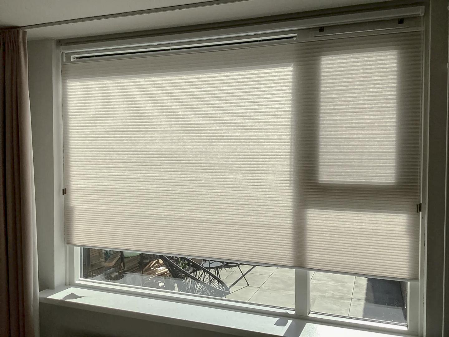 Verano duo plisségordijn XL | Stofkleur: Beige 72.3201 32mm semi-transparant | Systeemkleur: Helder wit | Bediening: EasyPull