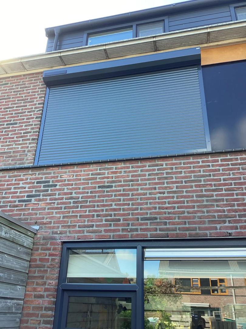 Heroal rolluik RS42 | Lamel- en profielkleur antracietgrijs RAL 7016 | Schuine omkasting | HTF20 geleiders | Somfy RS100 solar io motor