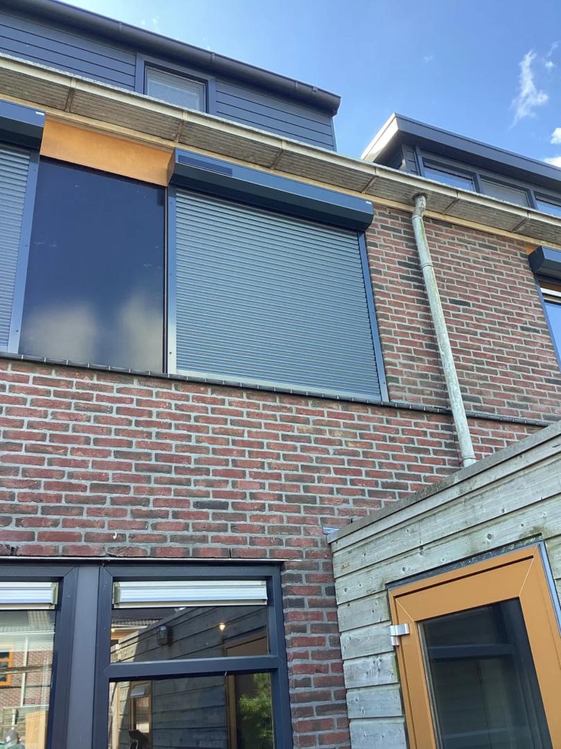 Heroal rolluik RS42 | Lamel- en profielkleur antracietgrijs RAL 7016 | Schuine omkasting | HTF20 geleiders | Somfy RS100 solar io motor