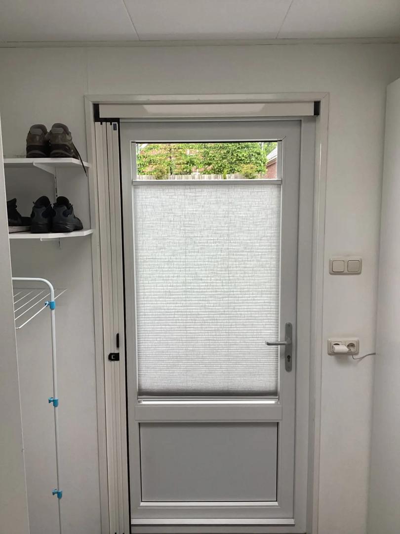 Verano duo plisségordijn met plakfix plakprofielen | Systeemkleur: wit mat | Stofkleur: muisgrijs 72.0317 (transparant)