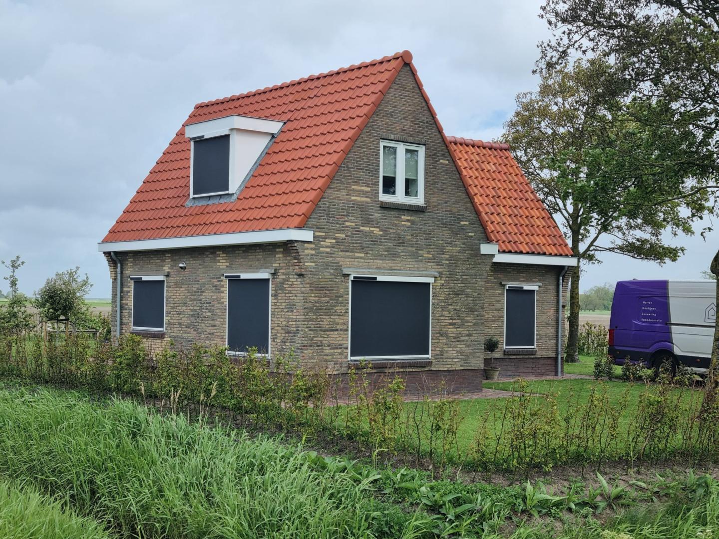 Solano Ritsscreen Standaard | Profielkleur: Zuiverwit RAL 9010 | Doekkleur: Zwart 118118 Sergé 3% | Huismerk solar motor