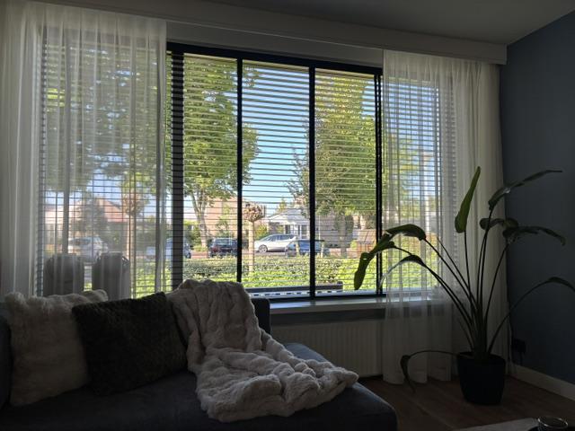 Solano houten jaloezie 50 mm Premium | Lamelkleur: Mat Zwart 6004 | Ladderband: 25 mm Visgraat Zwart 6532 | Houten koordgewichten