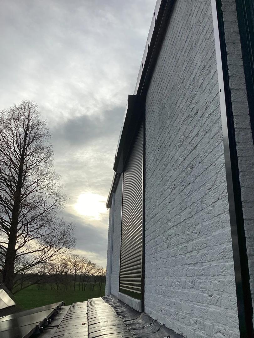 Heroal Rolluik RS42 | Profielkleur: Gitzwart RAL9005 70% zijdeglans | Schuine omkasting | Somfy RS100 solar io