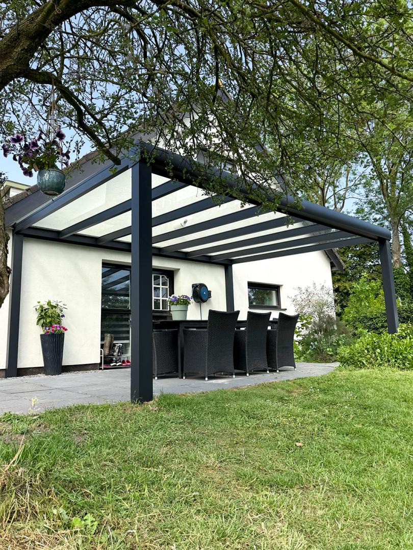 Solano Terrasoverkapping | Profielkleur: Gitzwart fijnstructuur RAL 9005 | Vulling: Helder glas 44.2 | Afmetingen: 500 cm breed, 400 cm diep