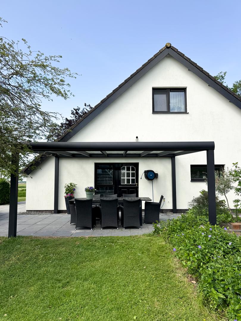Solano Terrasoverkapping | Profielkleur: Gitzwart fijnstructuur RAL 9005 | Vulling: Helder glas 44.2 | Afmetingen: 500 cm breed, 400 cm diep