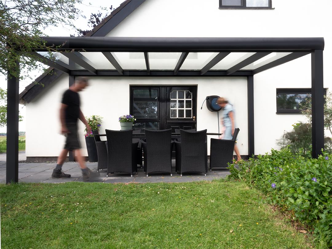 Solano Terrasoverkapping | Profielkleur: Gitzwart fijnstructuur RAL 9005 | Vulling: Helder glas 44.2 | Afmetingen: 500 cm breed, 400 cm diep