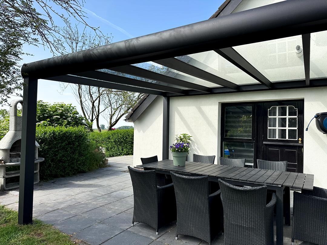 Solano Terrasoverkapping | Profielkleur: Gitzwart fijnstructuur RAL 9005 | Vulling: Helder glas 44.2 | Afmetingen: 500 cm breed, 400 cm diep