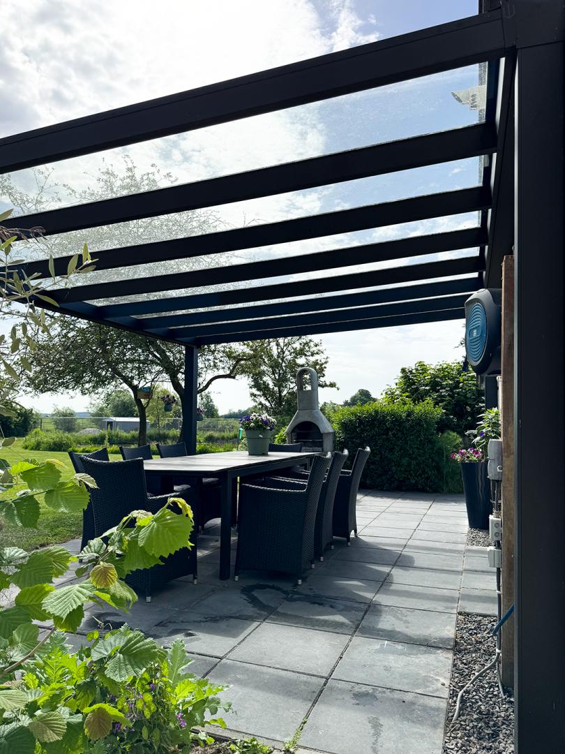 Solano Terrasoverkapping | Profielkleur: Gitzwart fijnstructuur RAL 9005 | Vulling: Helder glas 44.2 | Afmetingen: 500 cm breed, 400 cm diep